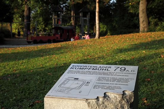 Fotografie: Informationstafel Kumpfmühler Kohortenlager