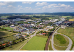 Fotografie - Luftbildaufnahme vom Gewerbegebiet Haslbach aus südlicher Richtung, links im Bild Gebäude von Haslbacher Unternehmen, rechts ist die Pilsen Allee zu sehen