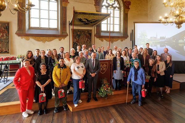 Fotografie - Gruppenfoto aller geehrten Ehrenamtlichen mit den zuständigen städtischen Mitarbeiterinnen und Mitarbeitern,  Oberbürgermeisterin Gertrud Maltz-Schwarzfischer, dem Integrationsbeauftragten Karl Straub, MdL, Amtsleiterin Ines Spitaler-Kossok sowie der Vorsitzenden des Integrationsbeirates Julia Lang