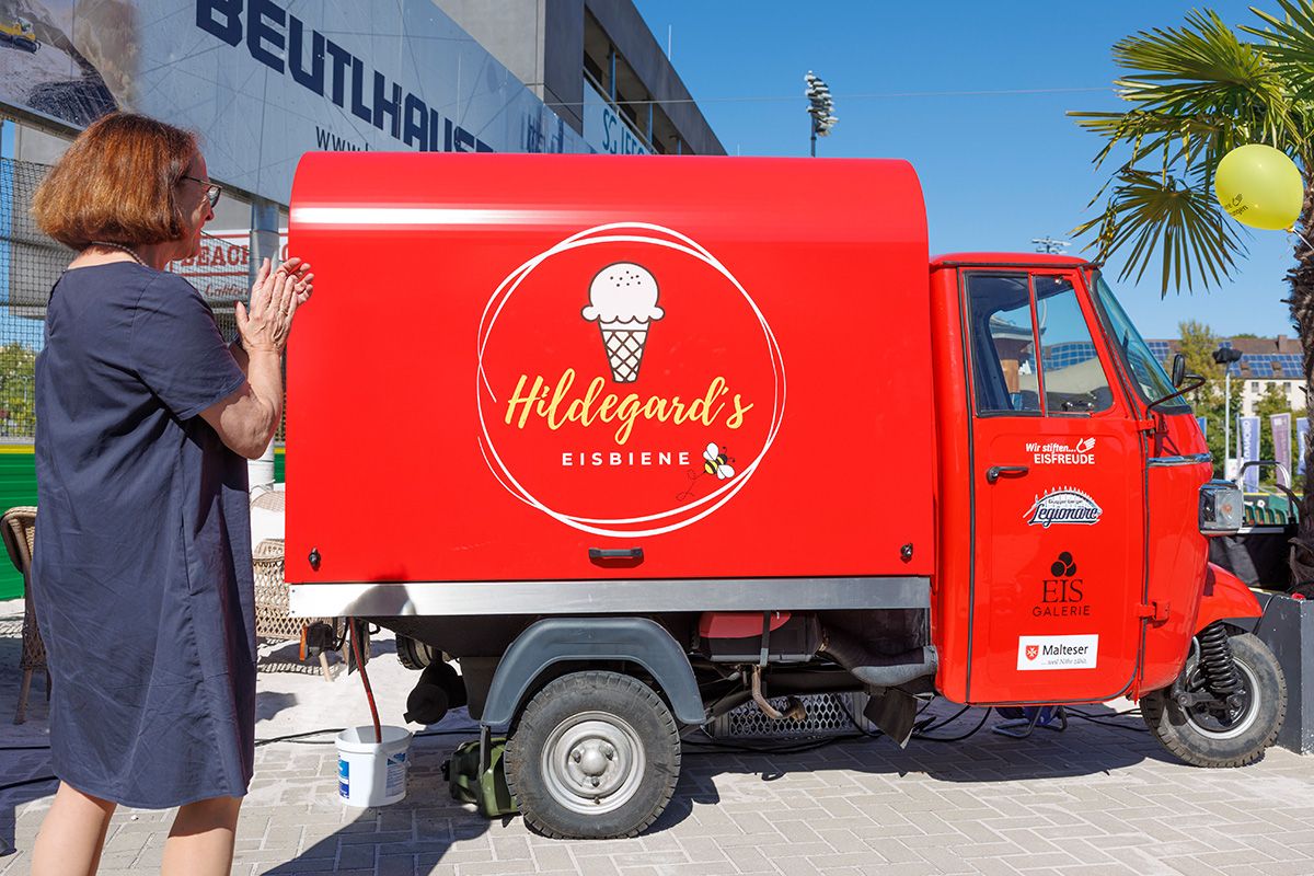 Fotografie - Seitenansicht der Eisape mit Oberbürgermeisterin Gertrud Maltz-Schwarzfischer im Vordergrund