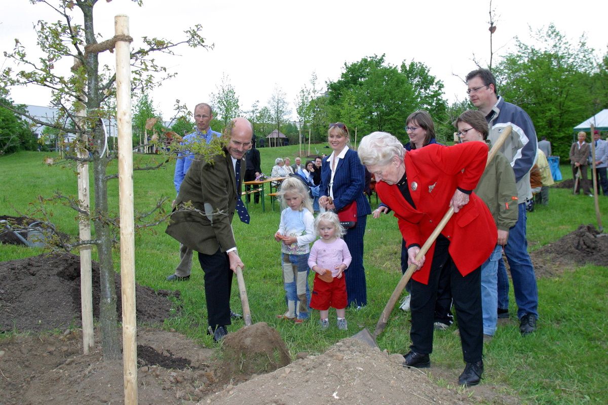 Fotografie: Pflanzung von Spenderbäumen im Donaupark am Tag des Baumes 2004