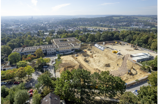 Fotografie: Drohnenaufnahme der Baustelle des Schulzentrums am Sallerner Berg
