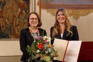 Dr.-Ing. Andrea Reindl - Preis für Frauen in Wissenschaft und Kunst - im Bild mit Bürgermeisterin Gertrud Maltz-Schwarzfischer