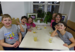 Sechs Kinder sitzen an einem Tisch. Im Kinderhotel