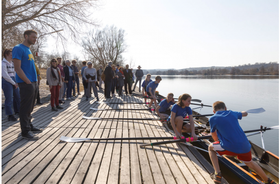 Fotografie: Jugendliche steigen in das Ruderboot ein.