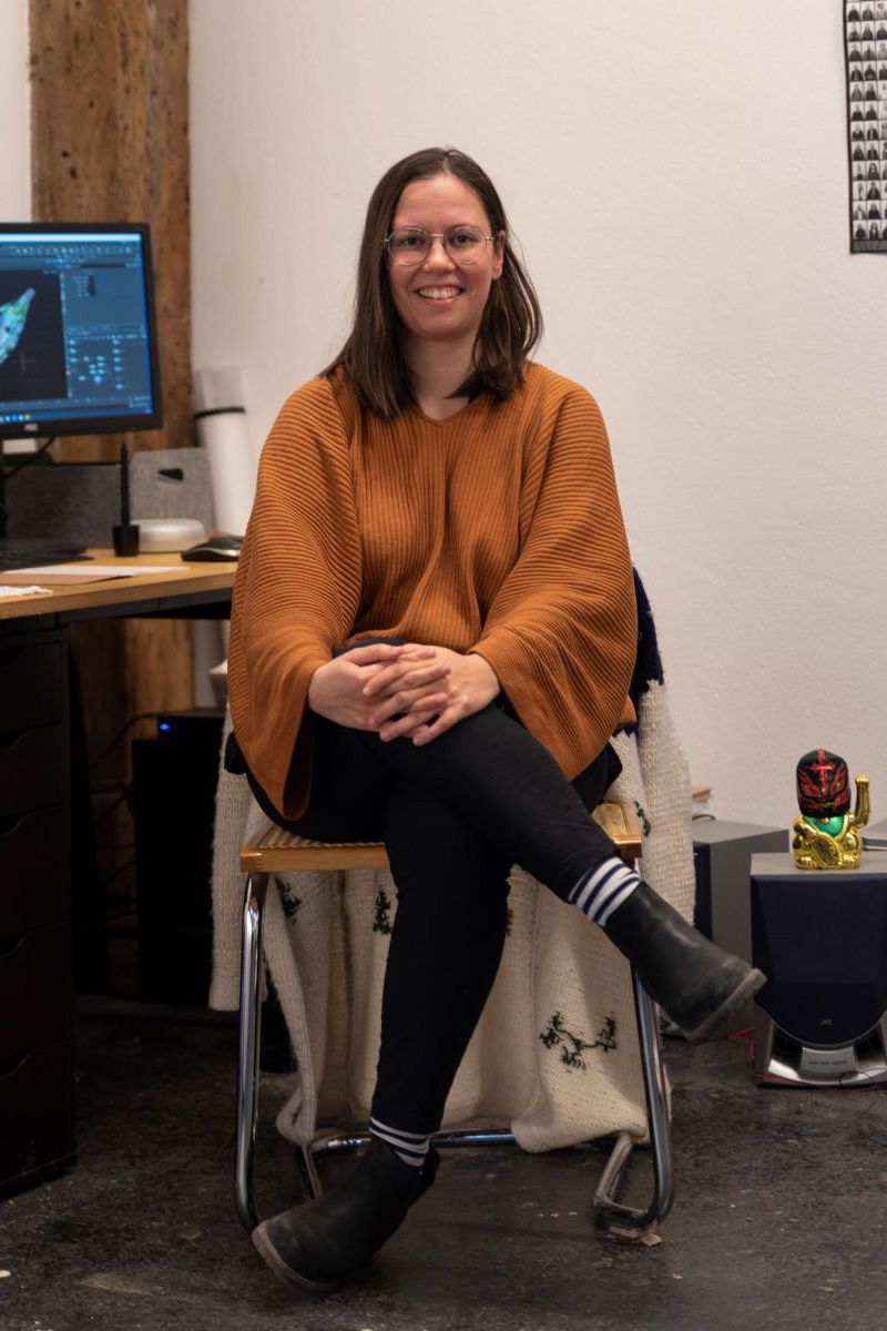 Fotografie: Michaela Lautenschlager am Arbeitsplatz