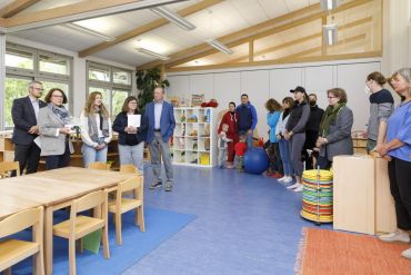 Fotografie: Oberbürgermeisterin Gertrud Maltz-Schwarzfischer begrüßt die ukrainischen Familien, die die Donau-Oase besuchen.