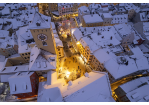 Fotografie: Luftaufnahme des verschneiten Rathausplatzes in der Vorweihnachtszeit 