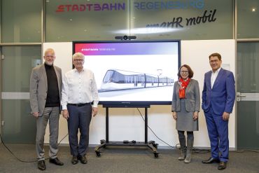 Fotografie: (v. l. n. r.) Frank Steinwede, Stadtbahn-Projektleiter bei das Stadtwerk.Mobilität; Thomas Feig, Amtsleiter des Amtes für Stadtbahnneubau; Oberbürgermeisterin Gertrud Maltz-Schwarzfischer; Manfred Koller, Geschäftsführer von das Stadtwerk.Regensburg bei der Pressekonferenz