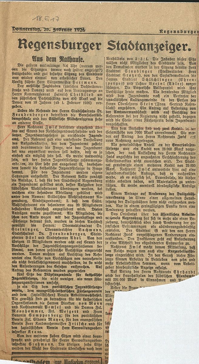 Zu sehen ist ein Zeitungsartikel aus dem Regensburger Stadtanzeiger des Jahres 1926.
Zu lesen sind die Neuigkeiten aus dem Rathaus.
Aufgrund des Reichsjugendwohlfahrtsgesetzes und des bayerischen Jugendamtsgesetzes ist die Stadt Regensburg verpflichtet ein Jugendamt zu errichten. Herr Zwick der damalige Rechtsrat referiert zur konkreten Umsetzung. Das Jugendamt soll mit der freien Jugendfürsorge zusammenarbeiten, weil diese sehr gut ausgebaut sei. Das Jugendamt wird zunächst eine Abteilung im Wohlfahrtsamt der Stadt Regensburg sein. Zudem soll ein Jugendamtsausschuss gebildet werden, der aus 20 Mitgliedern besteht.  
