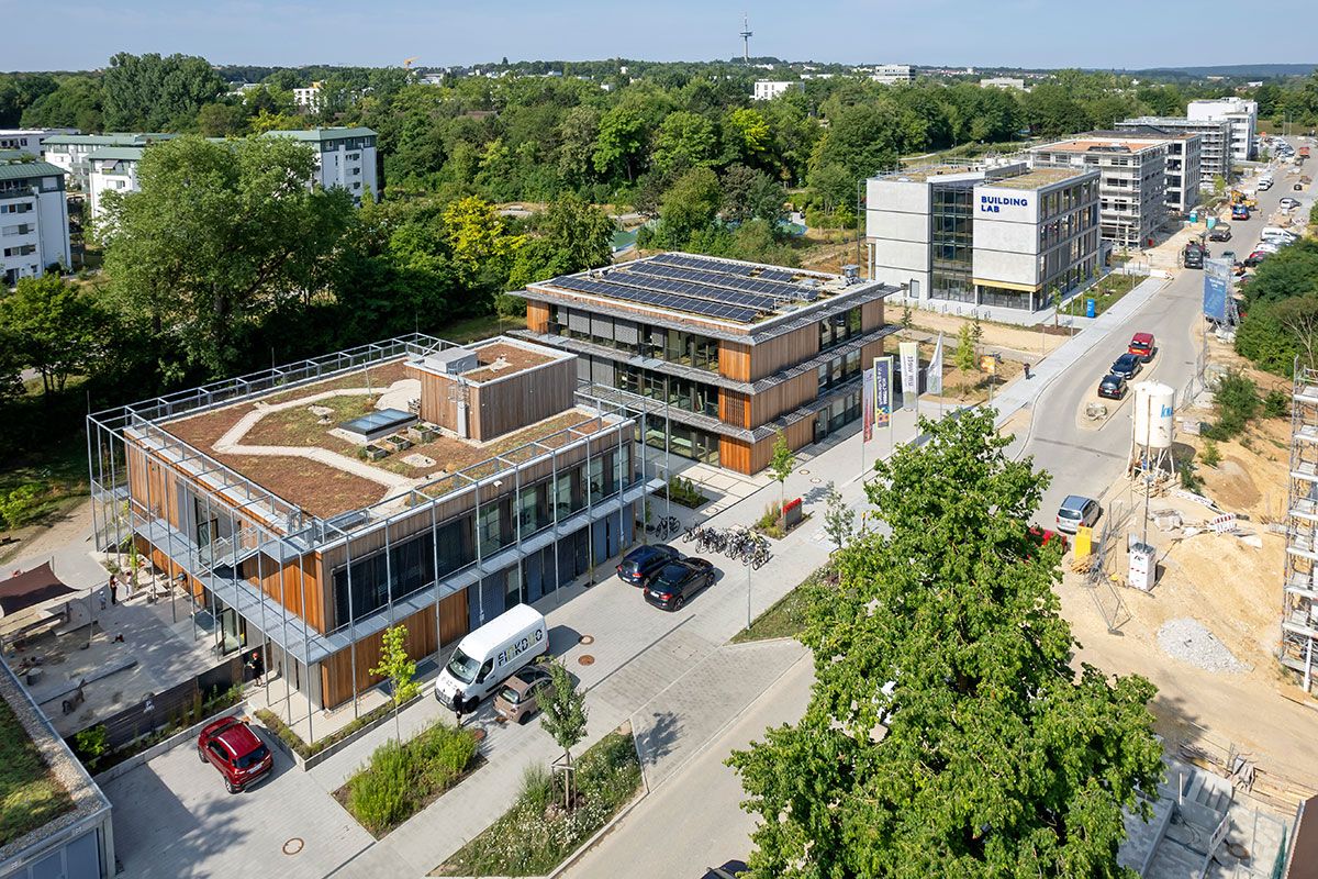 Fotografie - im Bild der Straßenzug Rudolf-Vogt-Straße von Ost nach West mit der Mischgebietsbesiedlung „Arbeiten und Wohnen“
