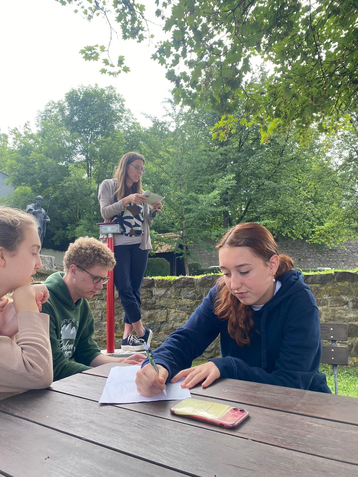 Im Anschluss an die Rallye Besprechung der Aufgaben im Garten des Museums