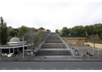 Die Potemkinsche Treppe, die vielleicht berühmteste Treppe der Welt, verbindet die auf einem Plateau liegende Innenstadt mit dem Hafen und zeichnet sich durch ihre beabsichtigte perspektivische Verzerrung aus. 