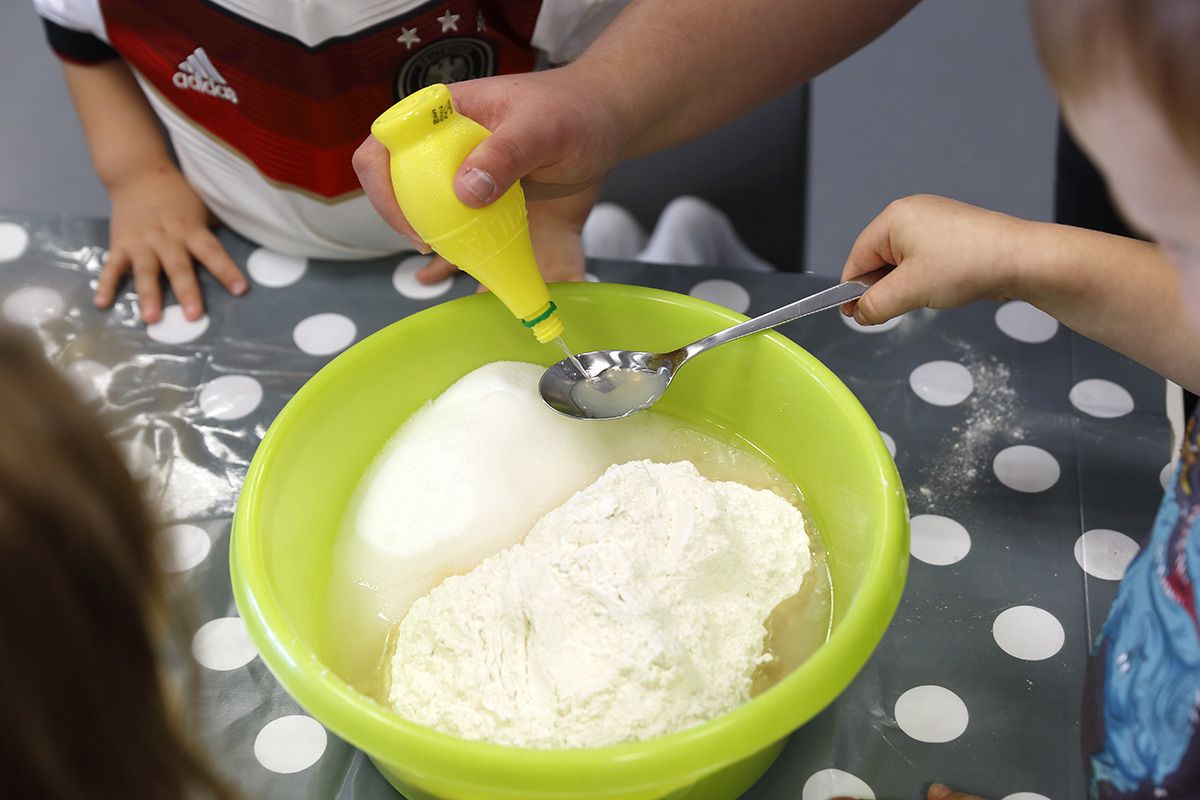 Kinder basteln. In einer Plastikschüssel Mehl und Zitronensaft
