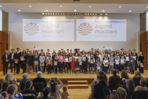 RW-Jugend-musiziert-Gruppenfoto-Preisträgerkonzert-Copyright-Uwe-Moosburger