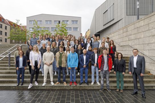Fotografie: Oberbürgermeisterin Gertrud Maltz-Schwarzfischer, Thomas Fischer, Leiter des Amts für Organisation und Personalentwicklung, Nicole Zizler, Verena Lorenz, Sabine Spießl, Dennis Schlimpert und Alexander Katzer vom Amt für Organisation und Personalentwicklung sowie Luise Weiß, Vorsitzende des Gesamtpersonalrats, mit den frischgebackenen Nachwuchskräften der Stadtverwaltung (C) Bilddokumentation Stadt Regensburg