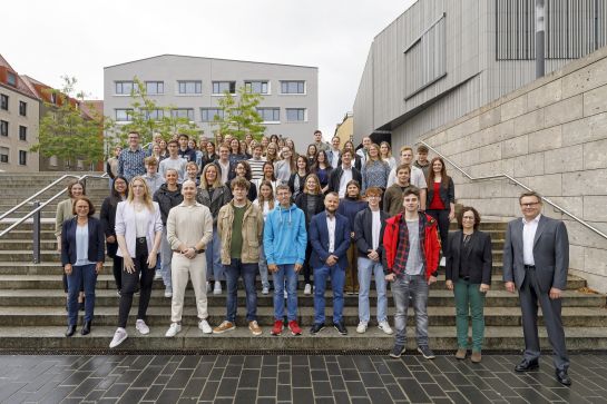 Fotografie: Oberbürgermeisterin Gertrud Maltz-Schwarzfischer, Thomas Fischer, Leiter des Amts für Organisation und Personalentwicklung, Nicole Zizler, Verena Lorenz, Sabine Spießl, Dennis Schlimpert und Alexander Katzer vom Amt für Organisation und Personalentwicklung sowie Luise Weiß, Vorsitzende des Gesamtpersonalrats, mit den frischgebackenen Nachwuchskräften der Stadtverwaltung