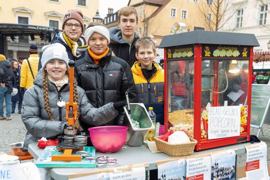 Fotografie – Mitglieder des Kinderbeirates neben der Popcorn-Maschine (C) Stadt Regensburg, Bilddokumentation