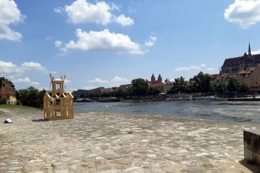 Fotografie – Kunstwerk „Own Mill” von Loránd Bögös an der Steinernen Brücke