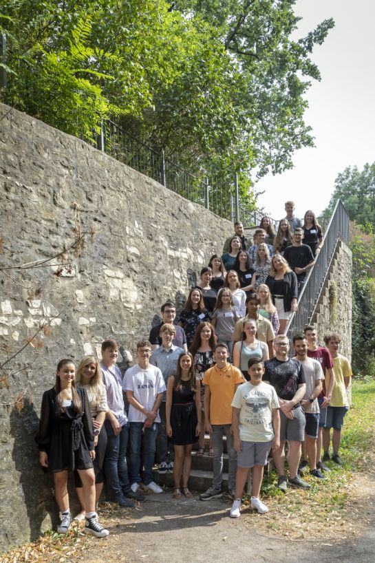 Ausbildung- Kennenlerntreffen 2022 ©Stadt Regensburg, Bilddokumentation, Kaister Christian Fotografie - Auszubildende auf einer Treppe (C) Stadt Regensburg, Bilddokumentation, Kaister Christian