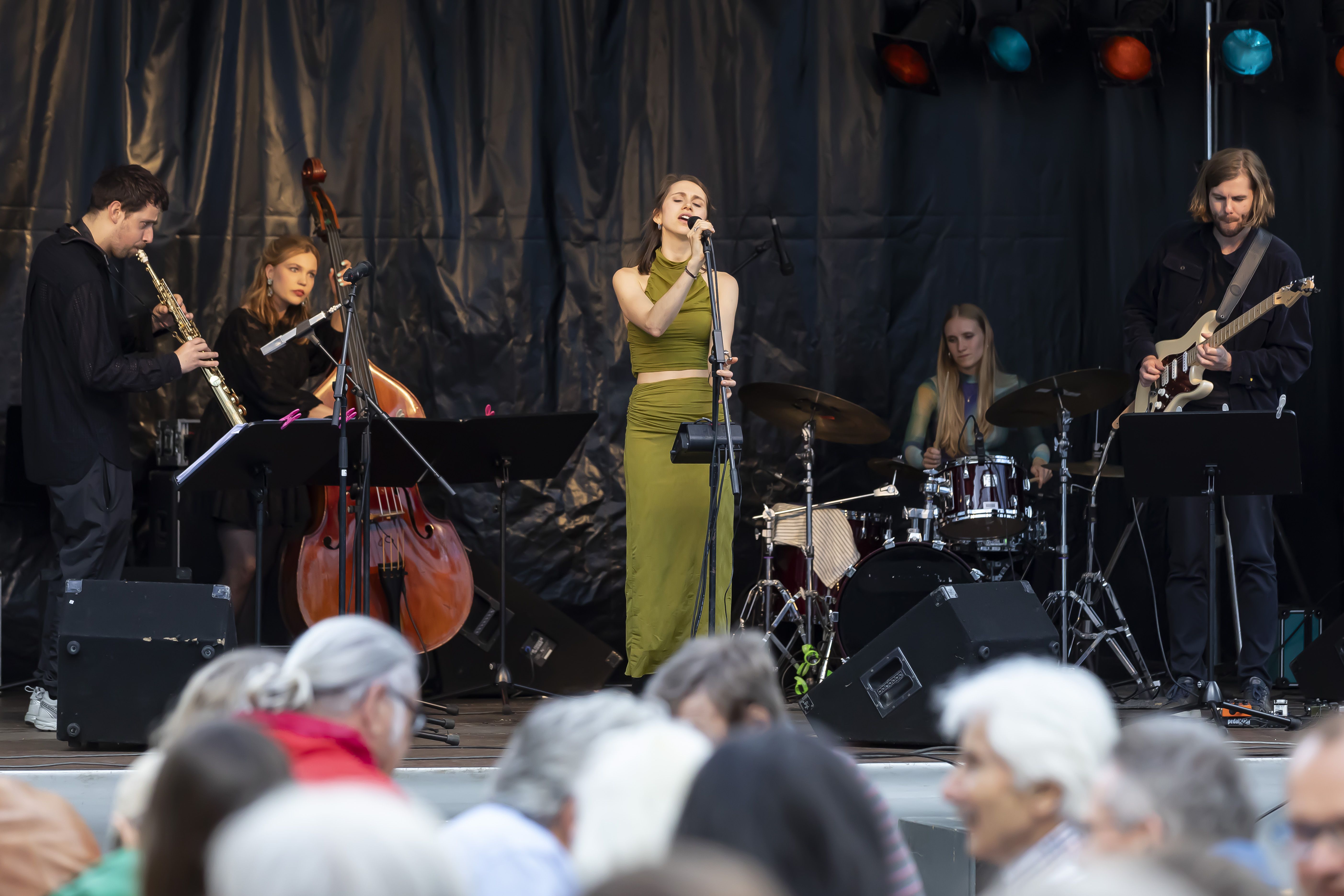 Fotografie: Jazzgruppe auf einer Bühne