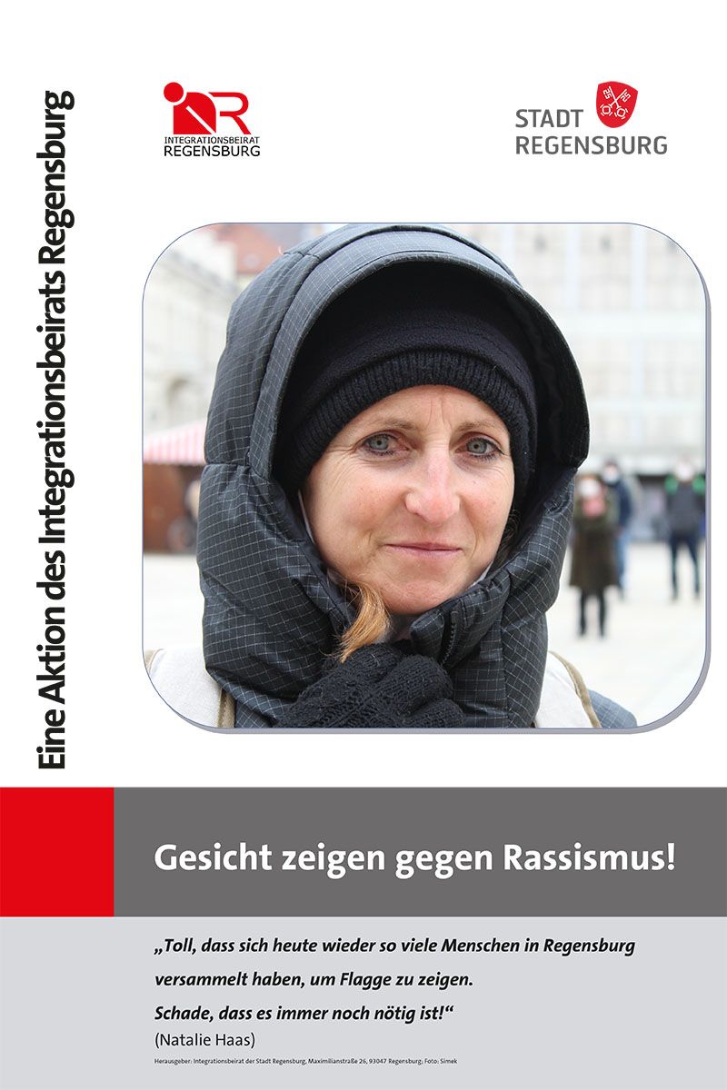 Portraitfoto von Frau Natalie Haas zur Aktion Gesicht zeigen gegen Rassismus. Darunter ihr Zitat: „Toll, dass sich heute wieder so viele Menschen in Regensburg versammelt haben, um Flagge zu zeigen. Schade, dass es immer noch nötig ist!“