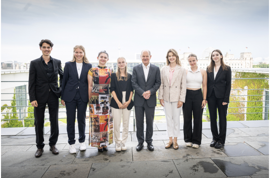 Fotografie: Bundeskanzler Olaf Scholz mit der Redaktionsdelegation der „Blickkontakt“