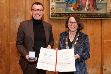 Fotografie - Verleihung des Städtepartnerschaftspreises an Jérôme Auslender, stellvertretender Bürgermeister der Stadt Clermont-Ferrand (in Vertretung von Oberbürgermeister Olivier Bianchi).; im Bild mit Oberbürgermeisterin Gertrud Maltz-Schwarzfischer