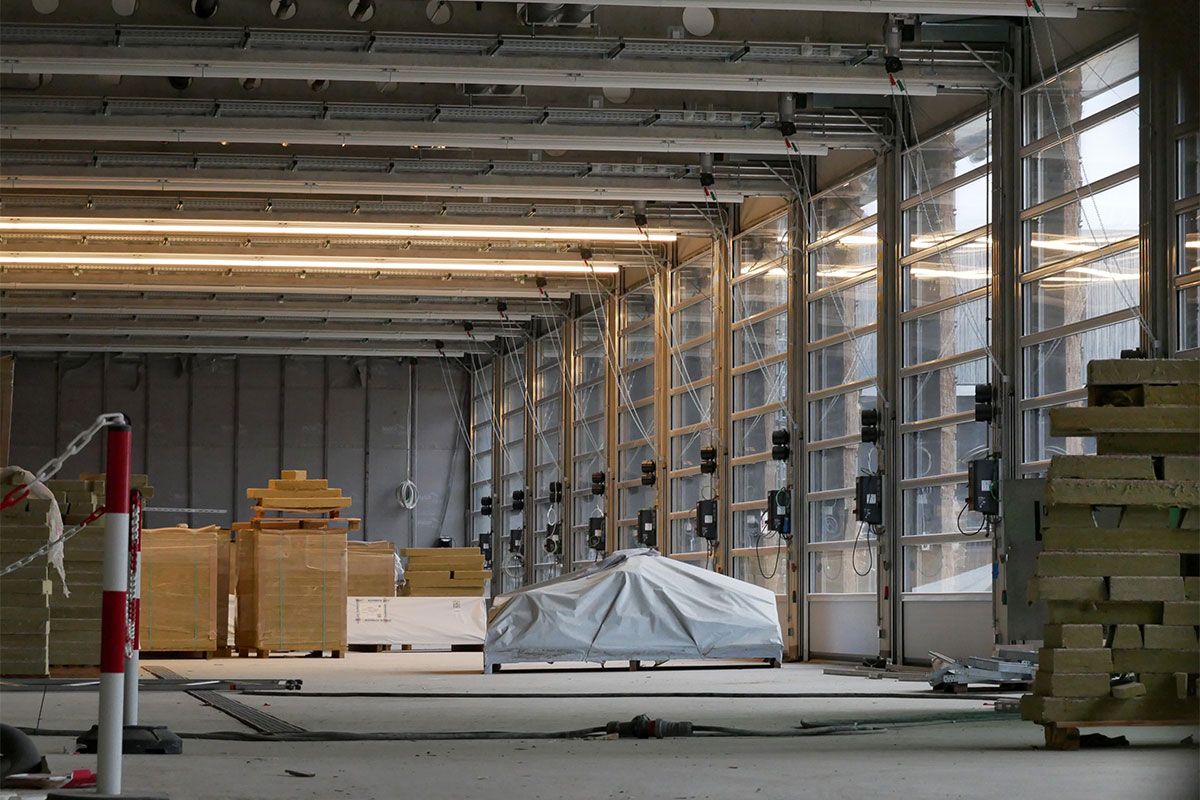 Fotografie - Blick in neue Fahrzeughalle; rechts im Bild die bereits eingebauten Rolltore