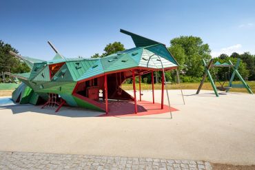 Fotografie: Drachenkopf auf dem Spielplatz im Brixen-Park