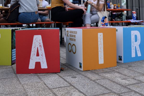Fotografie: Vier bunte Würfel bilden das Wort „Fair“.