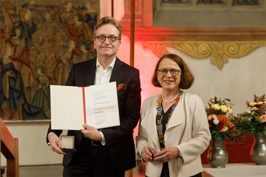 Fotografie - Verleihung der Matthäus-Runtinger-Medaille an Dr. Nicolas Maier-Scheubeck; im Bild mit Oberbürgermeisterin Gertrud Maltz-Schwarzfischer