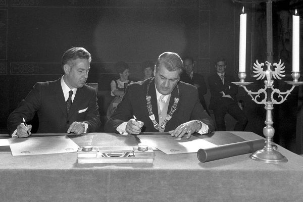 Fotografie: Am 18. Oktober 1969 unterzeichneten die damaligen Stadtspitzen, der Brixener Bürgermeister Dr. Zeno Giacomuzzi und der Regensburger Oberbürgermeister Rudolf Schlichtinger, den „Vertrag“ im Historischen Reichssaal.