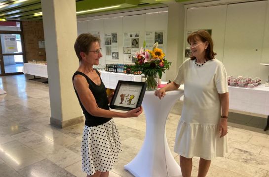 Monika Weinmann, die Chefsekretärin, und die Schulleiterin
