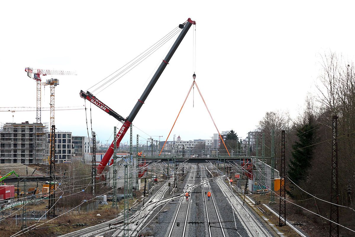 Neubau Klenzebrücke - Fotografie - Einhub Verbund-Fertigteilträger - auf dem Bild ist die Montage eines Verbundfertigteilträgers zu sehen; Blick von der Dechbettener Brücke nach Osten zur neuen Klenzebrücke