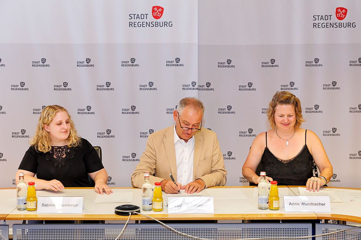 Fotografie -  Sabine Obermeier (Projektkoordination Zero Waste), Bürgermeister Ludwig Artinger und Anne Wurzbacher (Foodsharing Botschafterin für Regensburg)