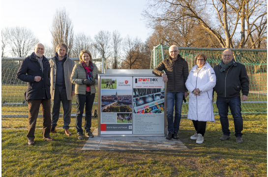 Fotografie: Die Stadträte Joachim Graf und Thomas Mayr, Bürgermeisterin Dr. Astrid Freudenstein, Sportamtsleiter Johann Nuber sowie die Stadträte Ellen Bogner und Ernst Zierer bei der Vorstellung der Sportbox