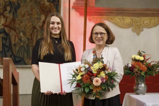 Fotografie: Hannah Köck mit Oberbürgermeisterin Gertrud Maltz-Schwarzfischer