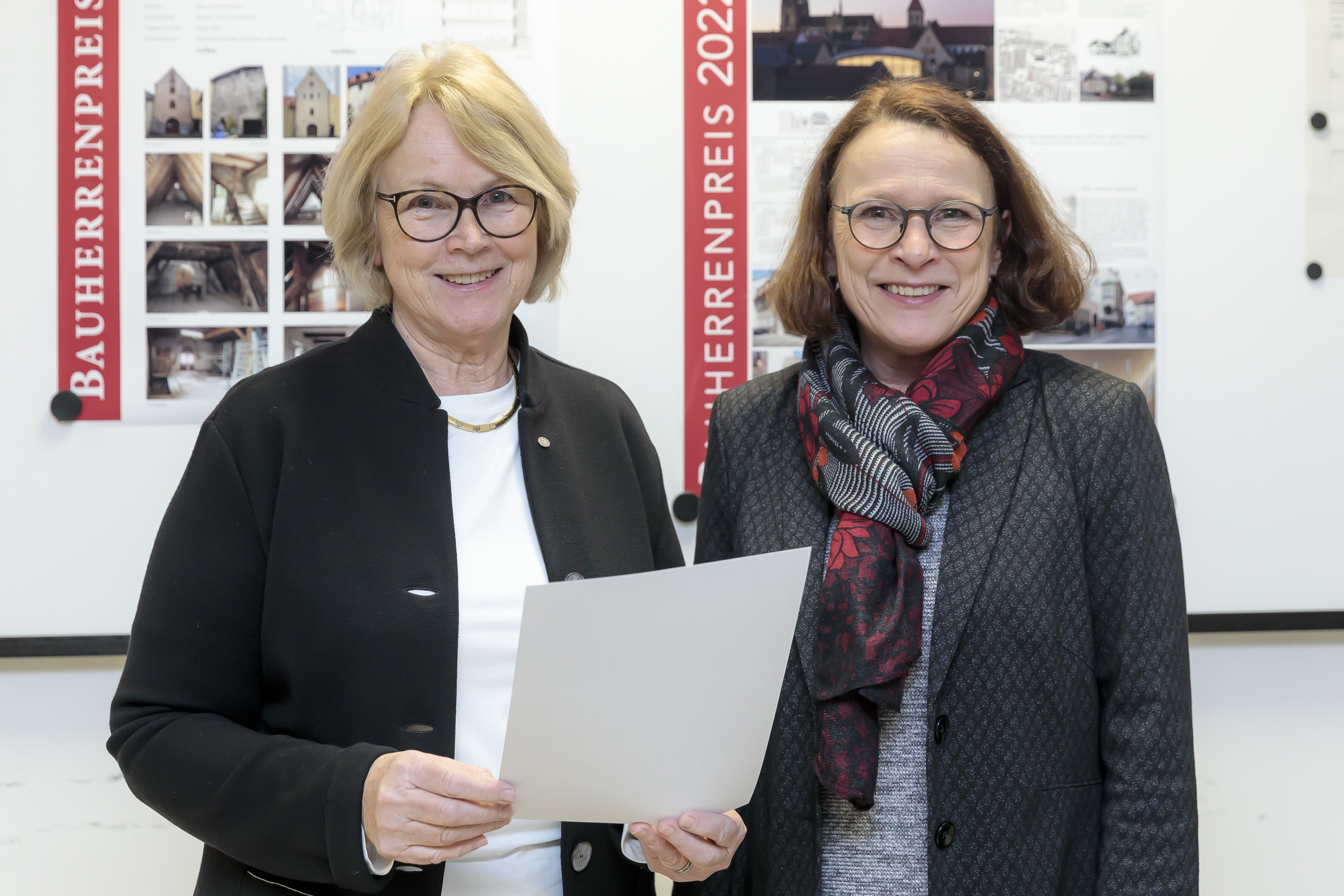 Fotografie: Oberbürgermeisterin Gertrud Maltz-Schwarufischer mit Ilse Danziger