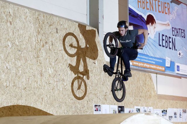 Themenbild Jugend - Fotografie - Freestyle-Biker auf einem Parcours in Aktion