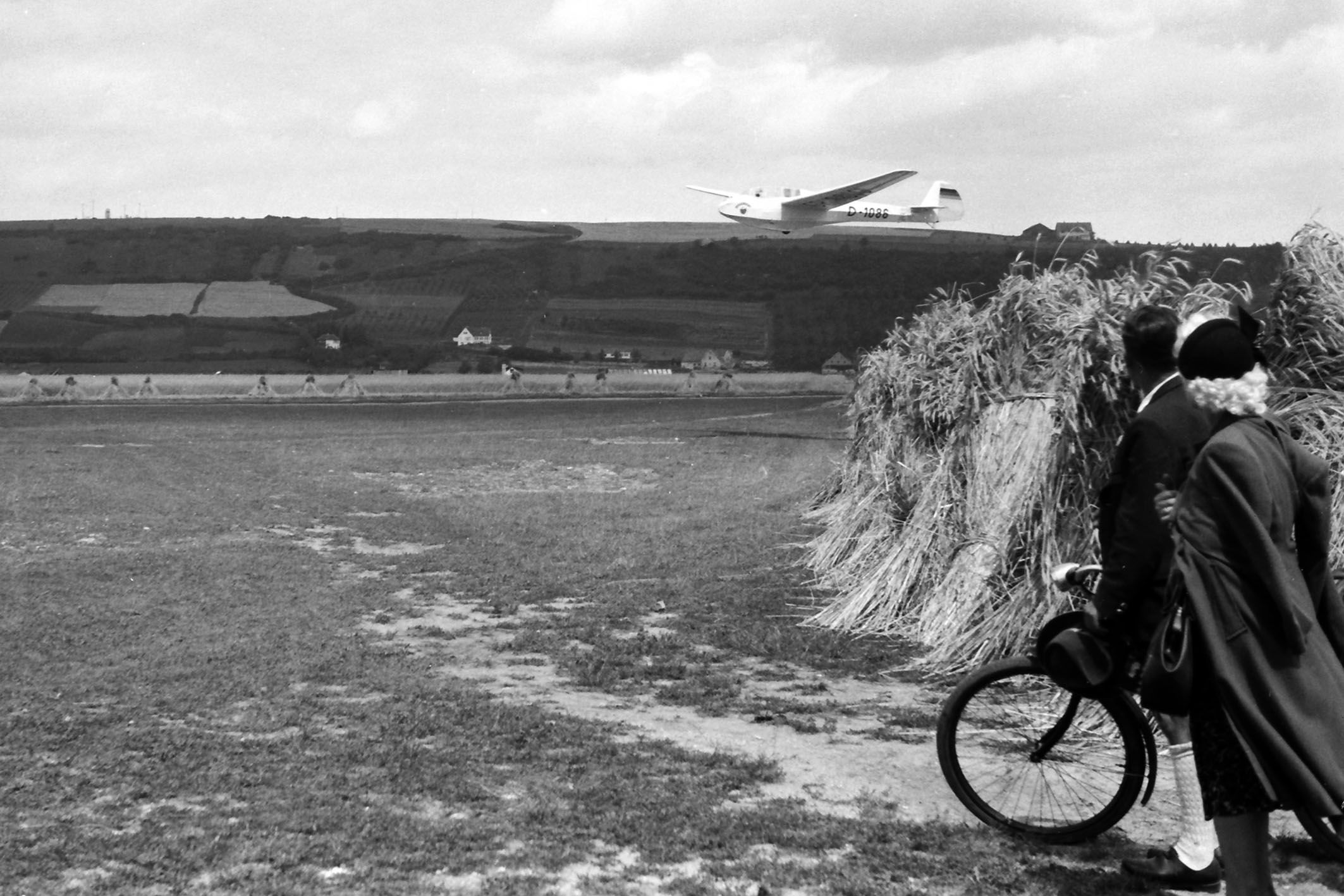 Fotografie: Schwarz-Weiß-Bild eines Flugzeugs im Landeflug