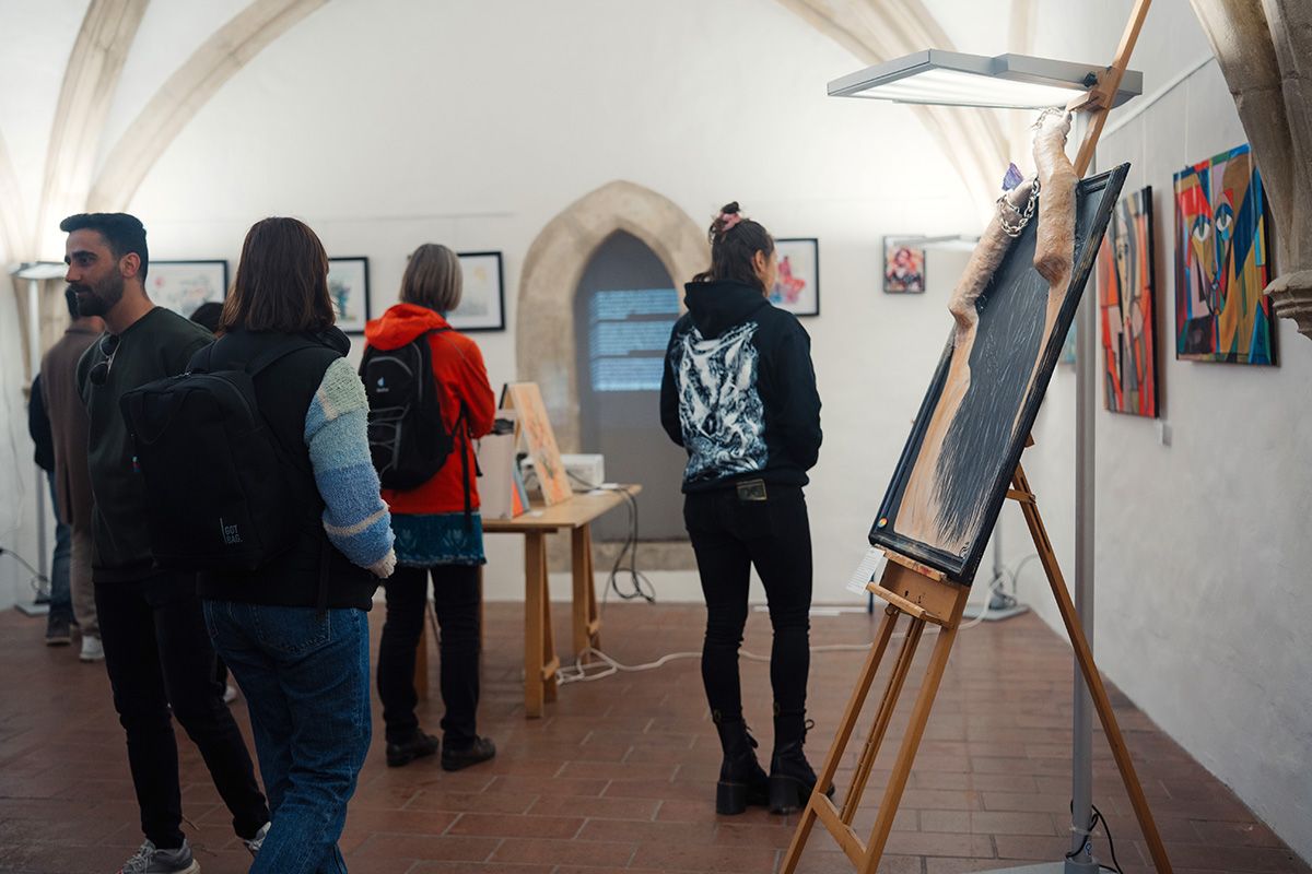 Fotografie - Besuchende der Kunstausstellung „Frau - Leben – Freiheit“ von iranischen und kurdischen Künstler*innen in der Sigismundkapelle (organisiert von SOLWODI)
