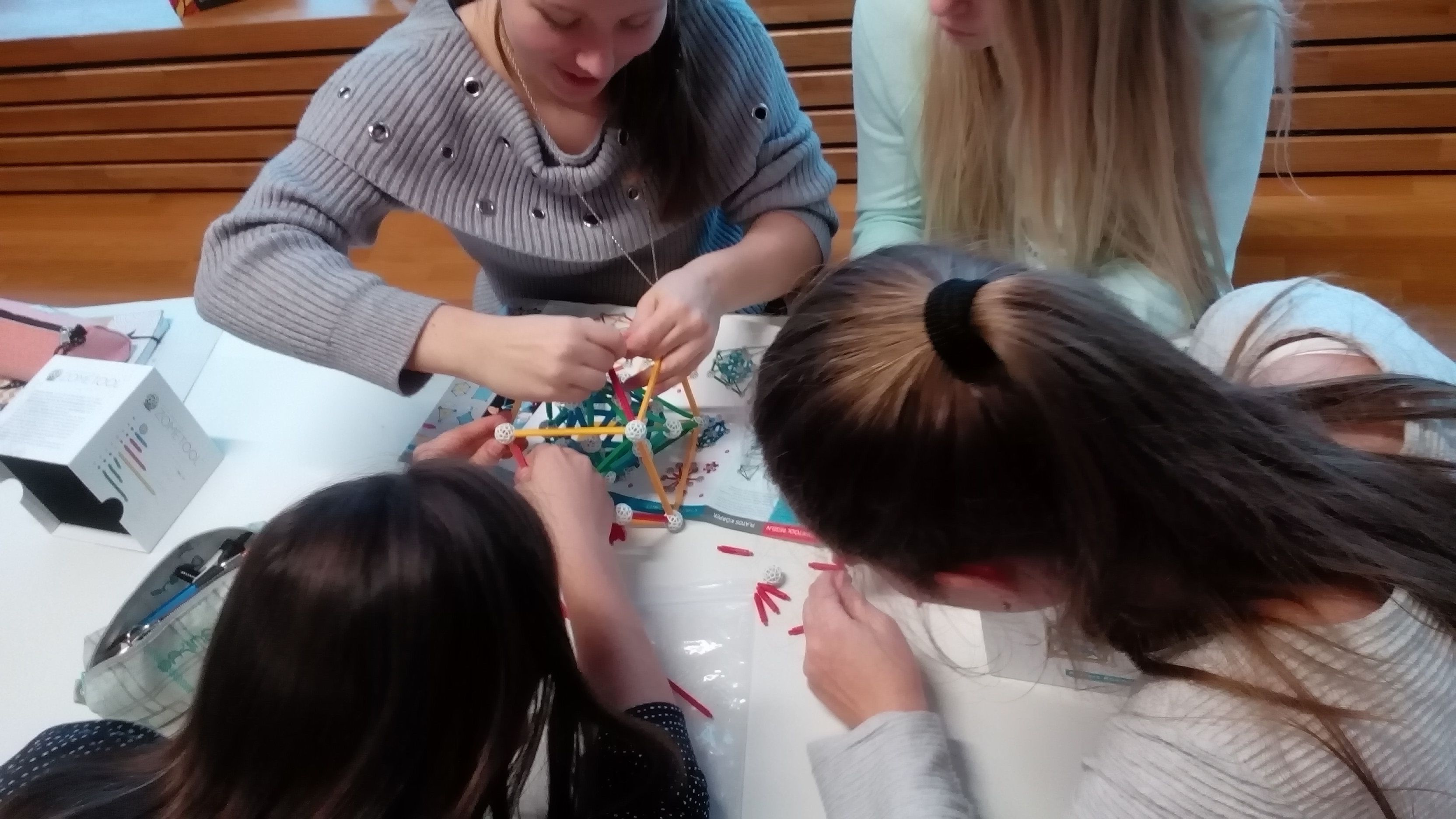 Diese Schülerinnen basteln mit „Zometool“ geometrische Körper.
