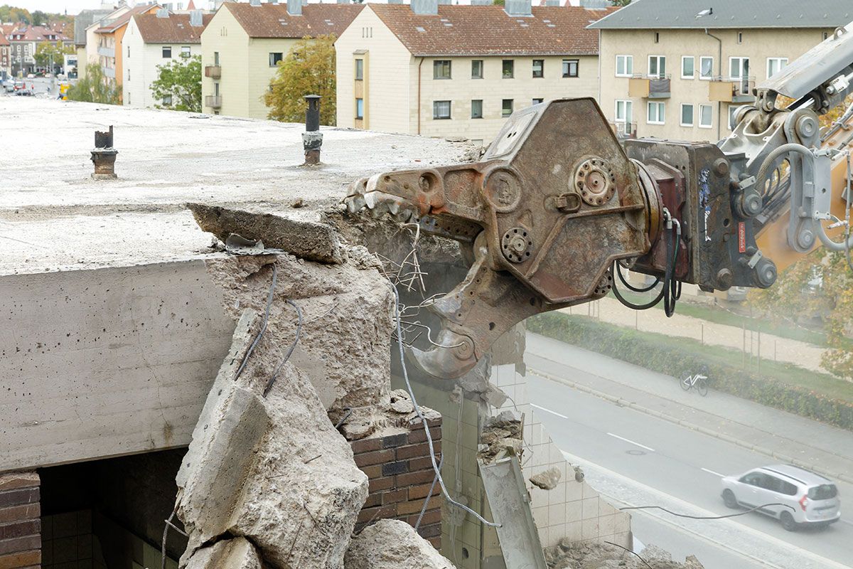 Fotografie - Nahaufnahme vom Bagger, der die Fassade abbricht