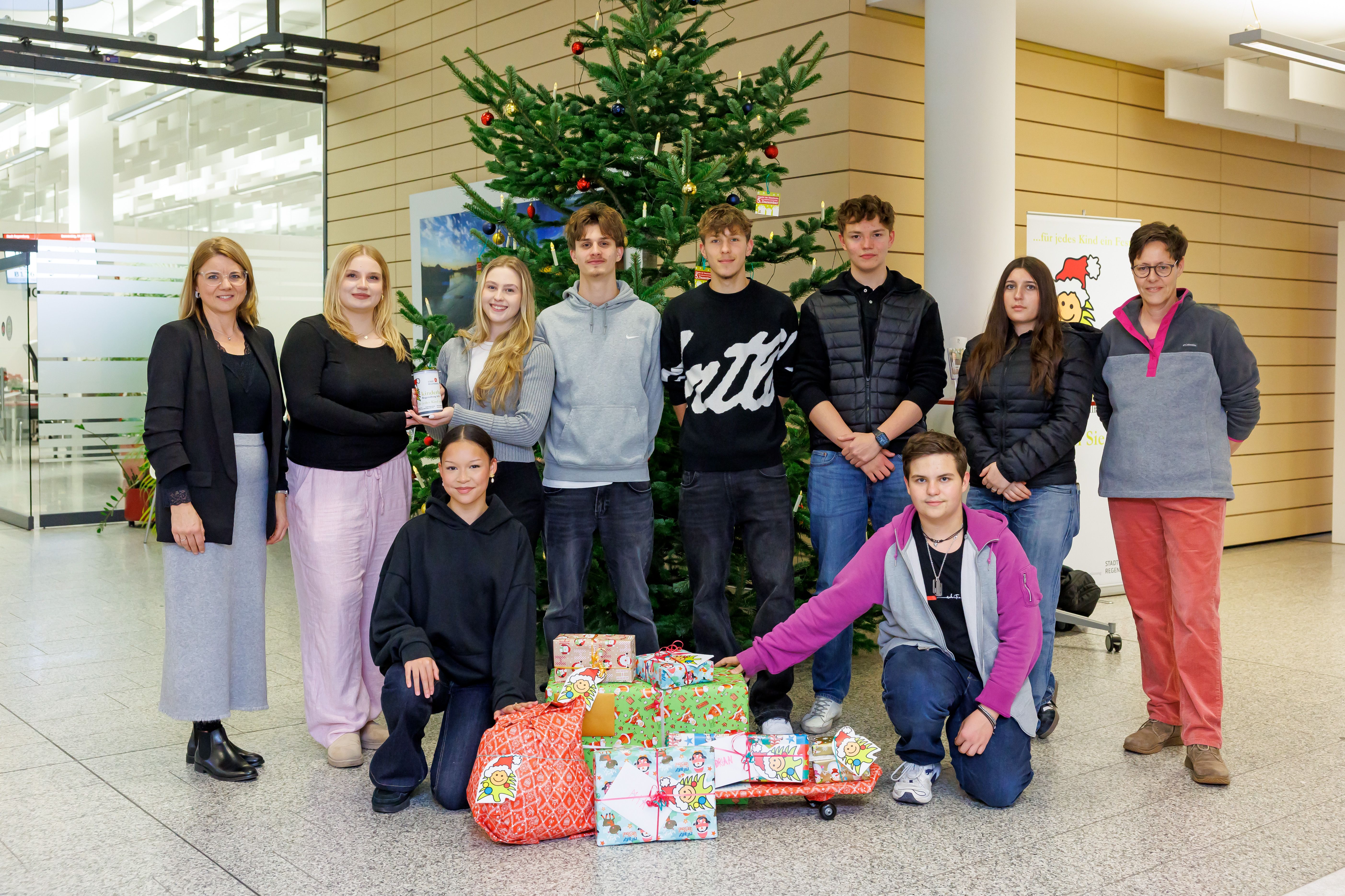 Fotografie – (v.l.n.r.) Melanie Brunner, Stiftungsverwaltung, Internatsschülerinnen und -Schüler, Fachoberschülerinnen und Lucia Herrmann, Pindl Schulen