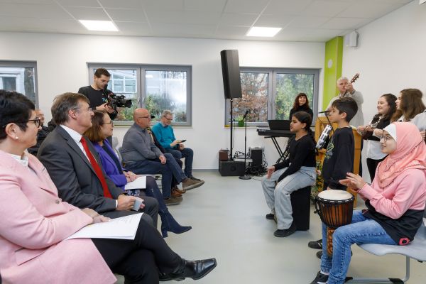 Einweihung des Erweiterungsbaus der Pestalozzi Mittelschule mit der Oberbürgermeisterin Gertrud Maltz-Schwarzfischer mit einer musikalischen Einlage der Schülerinnen und Schüler