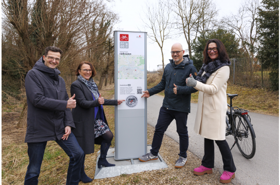 Fotografie: (v. l.) Nahmobilitätskoordinator Thomas Großmüller, Oberbürgermeisterin Gertrud Maltz-Schwarzfischer, Planungs- und Baureferent Florian Plajer und Tanja Flemmig, Leiterin des Stadtplanungsamtes, freuen sich über die TOP 5-Plakette des Deutschen Fahrradpreises.