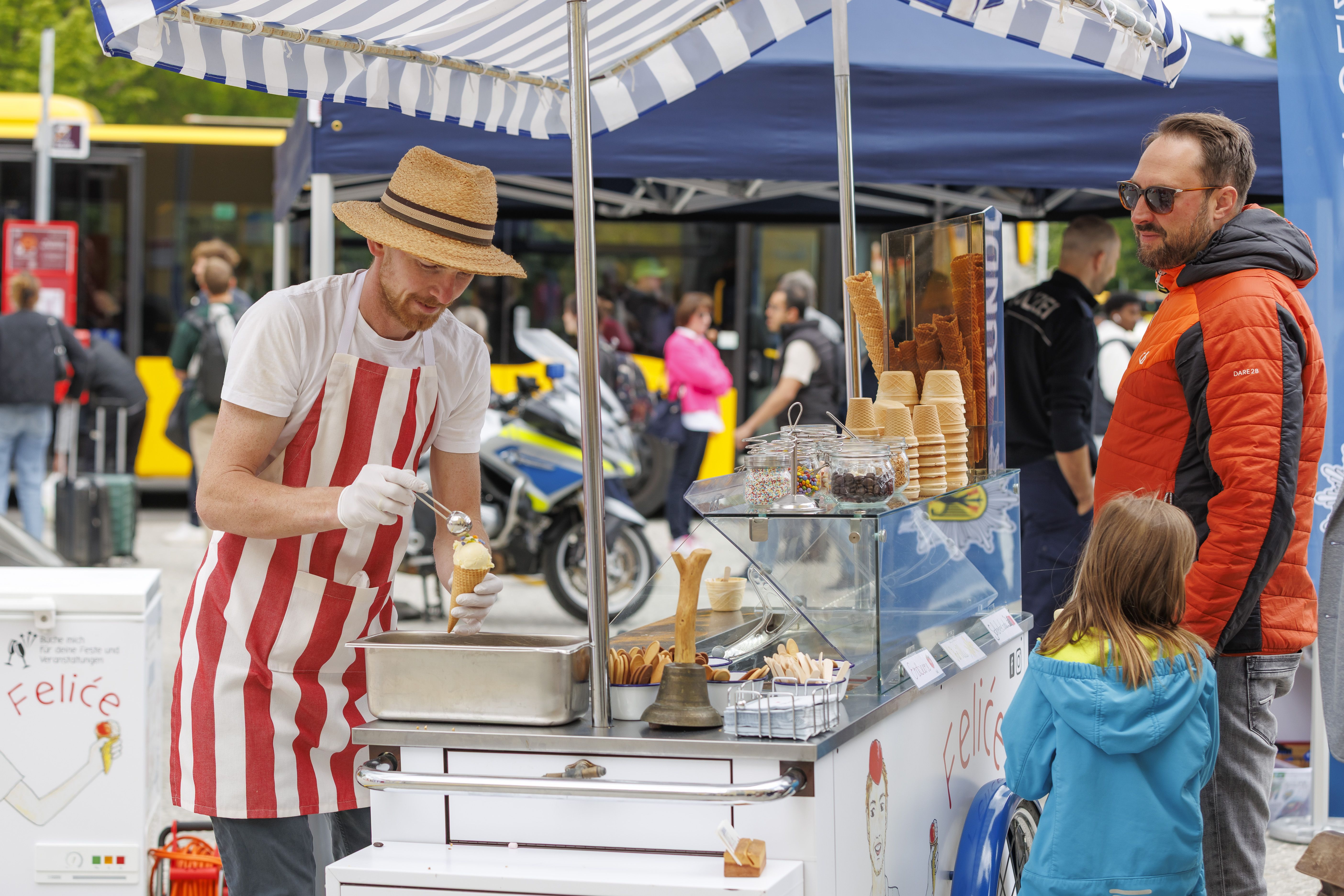 Am Eiswagen Felice konnten sich Besucherinnen und Besucher ein kostenloses Eis abholen.