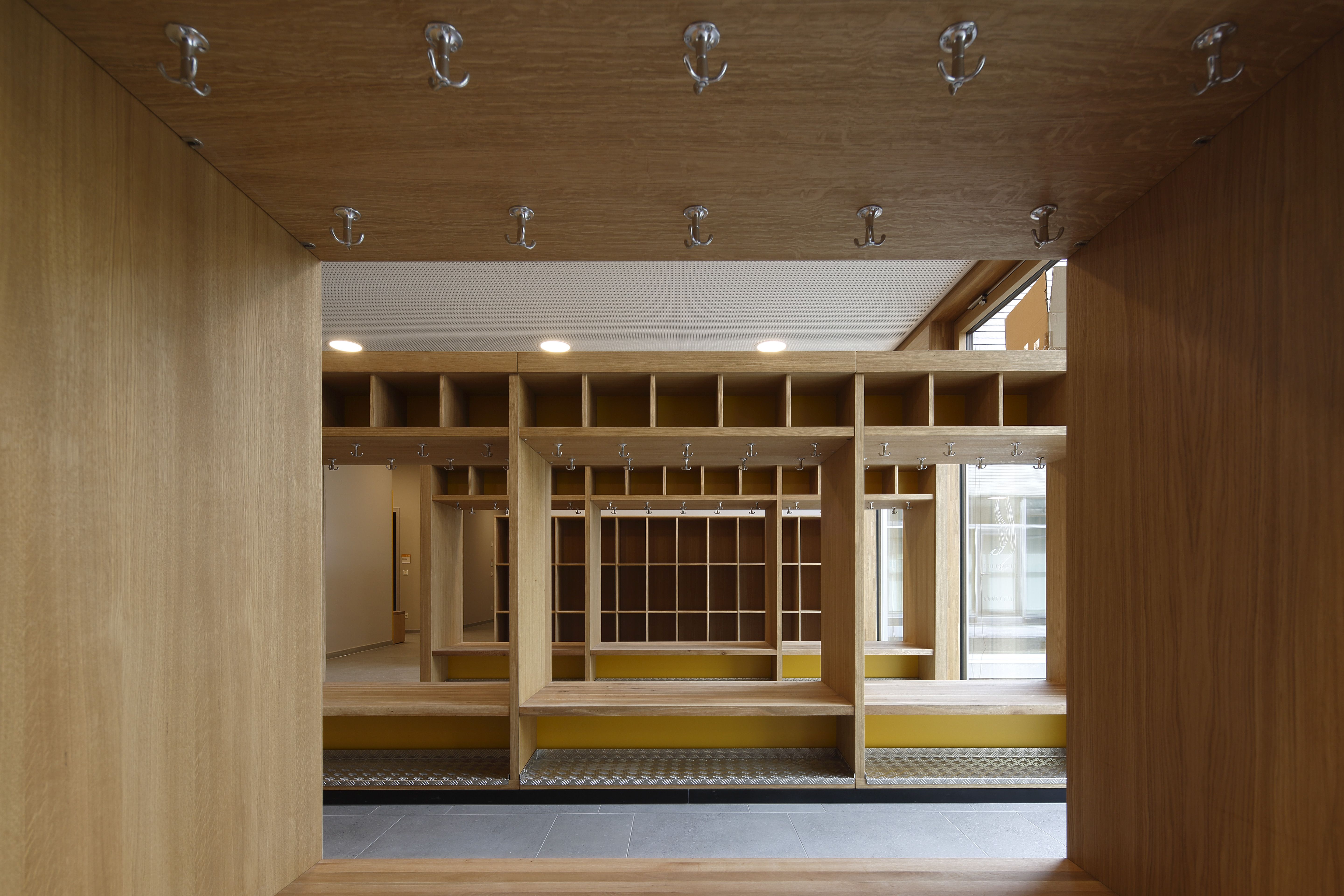 Fotografie - Kreuzschule - Blick in die Garderobe des Kinderhorts