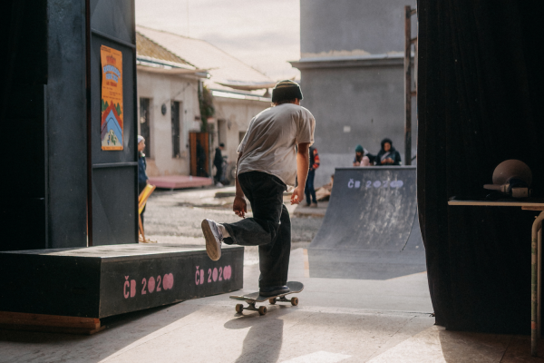 Das Foto zeigt eine Person auf einem Skateboard